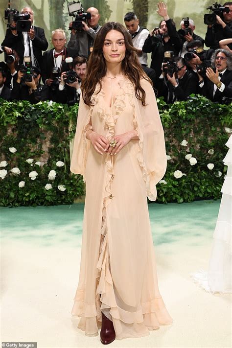 emma mackey nu|Met Gala 2024: Emma Mackey looks ethereal in an elegant nude。